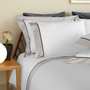 Open image in slideshow, Ovar - 100% Egyptian Cotton™ 430TC Sateen Bottom Flat Sheet
